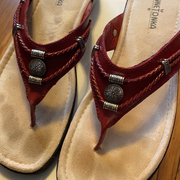 red MINNETONKA sandals - Picture 2 of 4